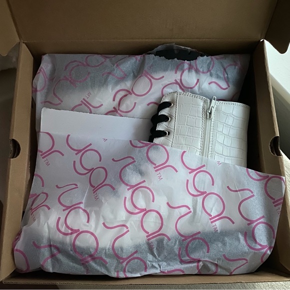 WHITE CROCO BOOTS SGR-KAEDY SZ 9 NWT by SUGAR - Picture 11 of 12